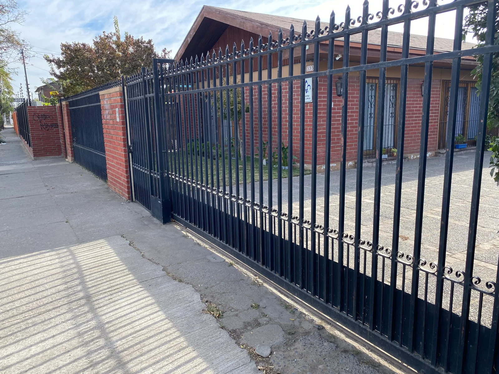 Fachada y acceso seguro Centro Los Lirios Rancagua